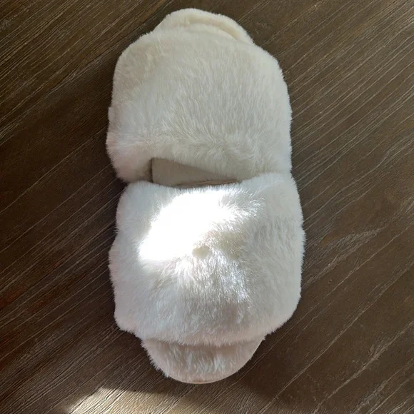 SKIMS, fluffy slippers- the most comfortable slippers you’ll ever wear. - Picture 2 of 3